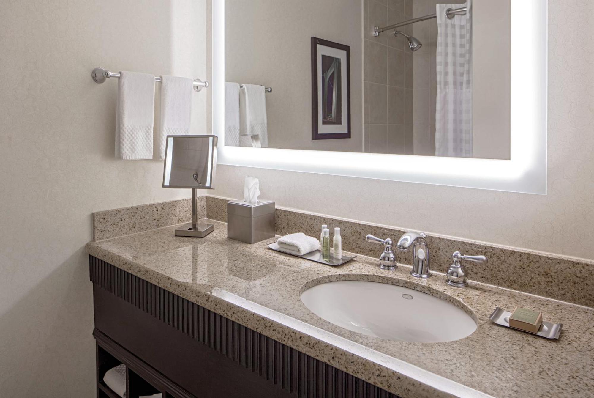 Doubletree Suites By Hilton Minneapolis Downtown Bagian luar foto