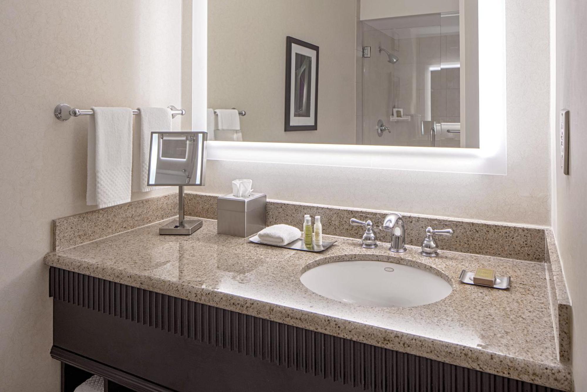 Doubletree Suites By Hilton Minneapolis Downtown Bagian luar foto