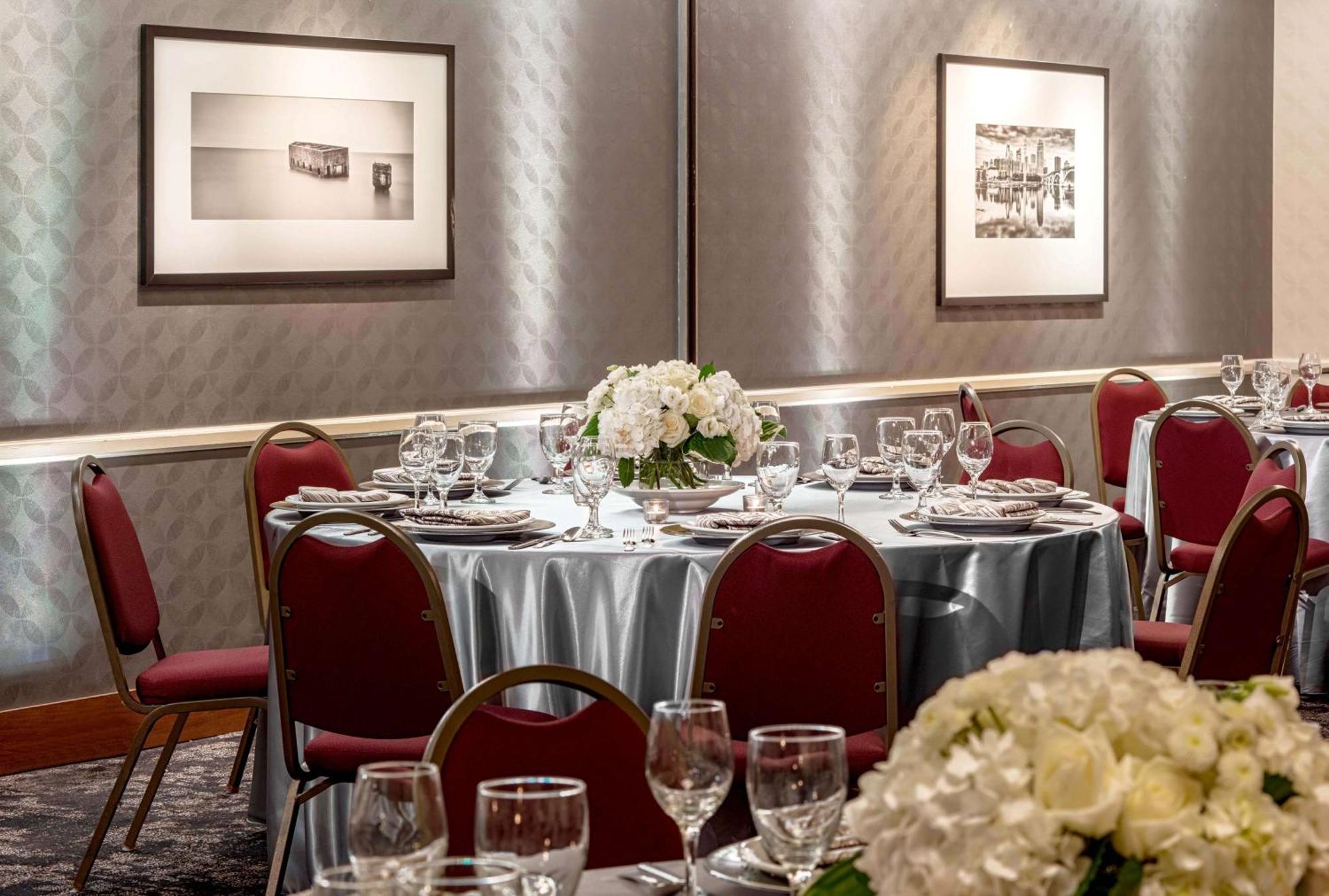 Doubletree Suites By Hilton Minneapolis Downtown Bagian luar foto