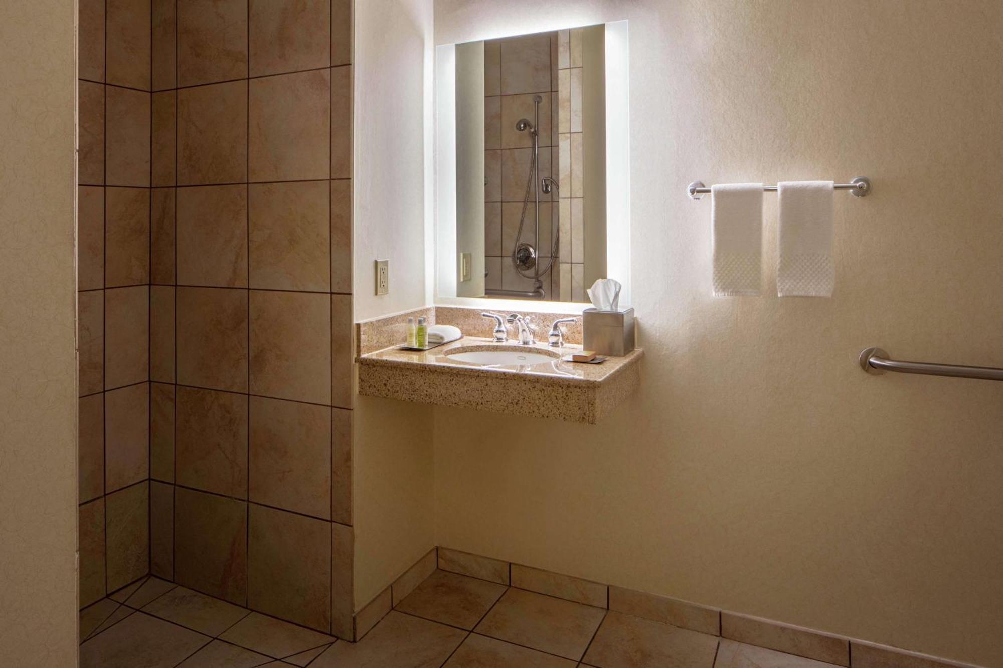 Doubletree Suites By Hilton Minneapolis Downtown Bagian luar foto