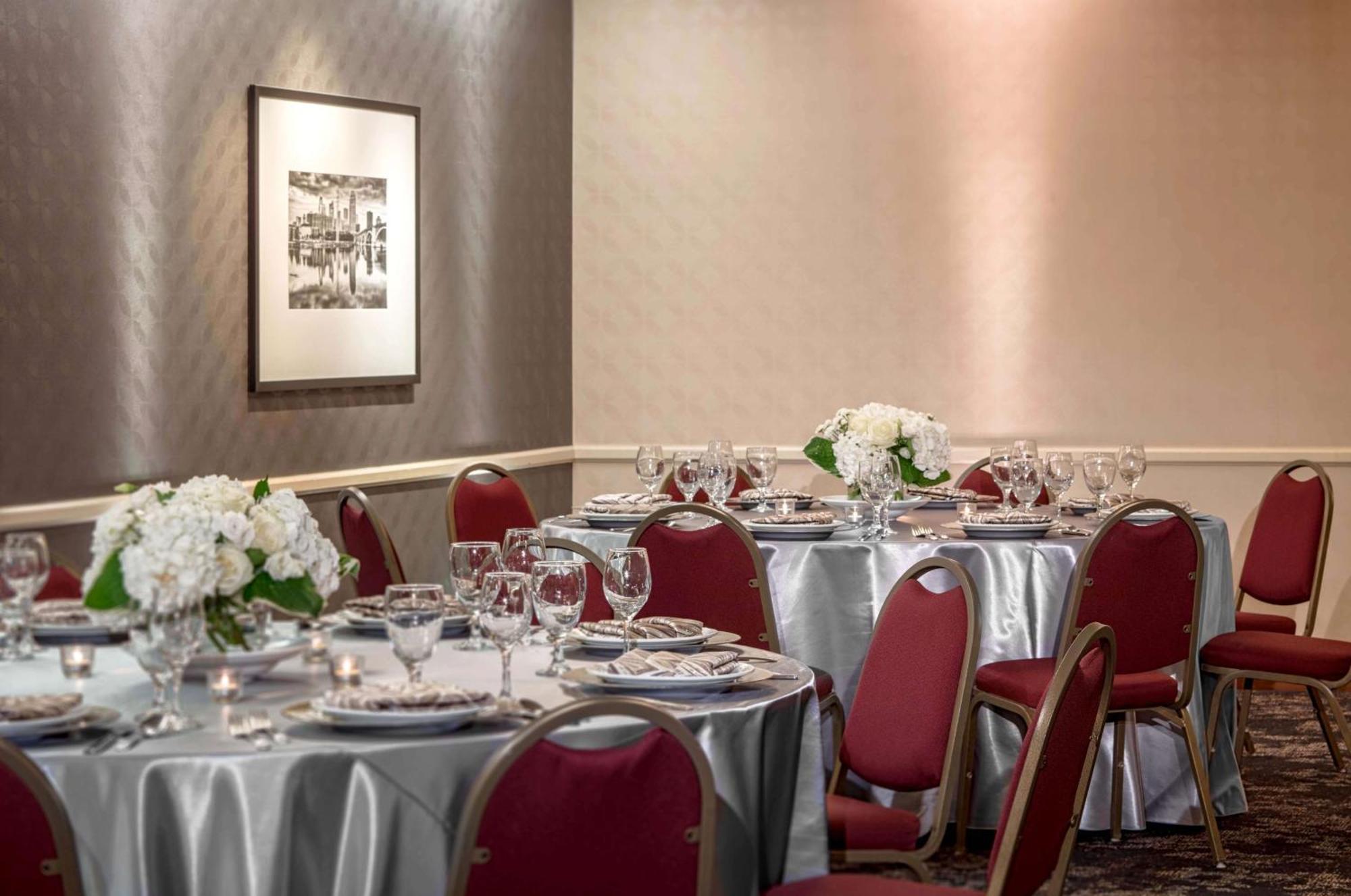 Doubletree Suites By Hilton Minneapolis Downtown Bagian luar foto