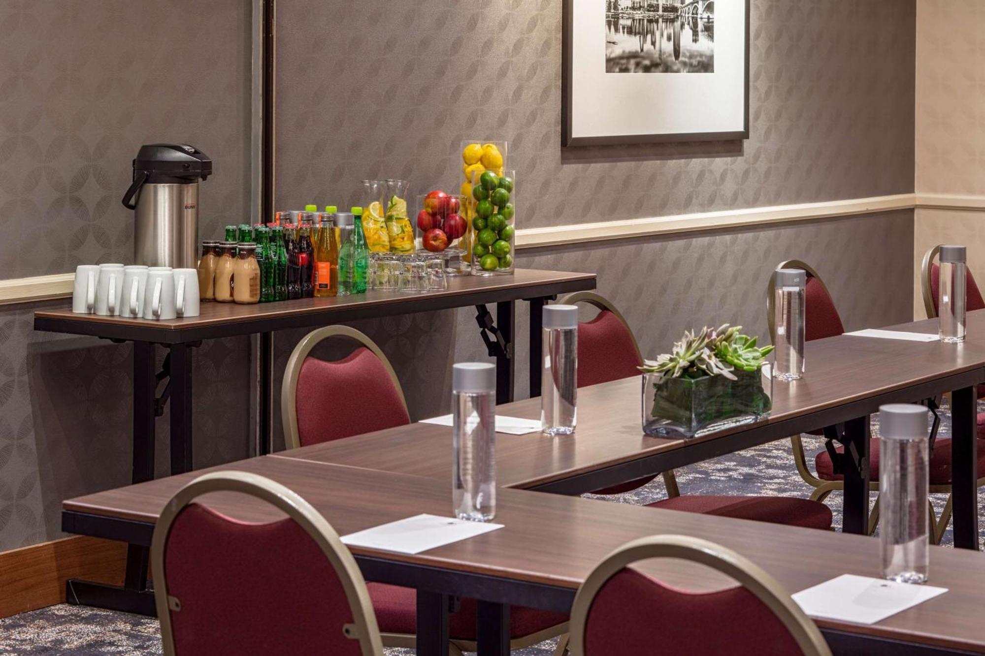 Doubletree Suites By Hilton Minneapolis Downtown Bagian luar foto