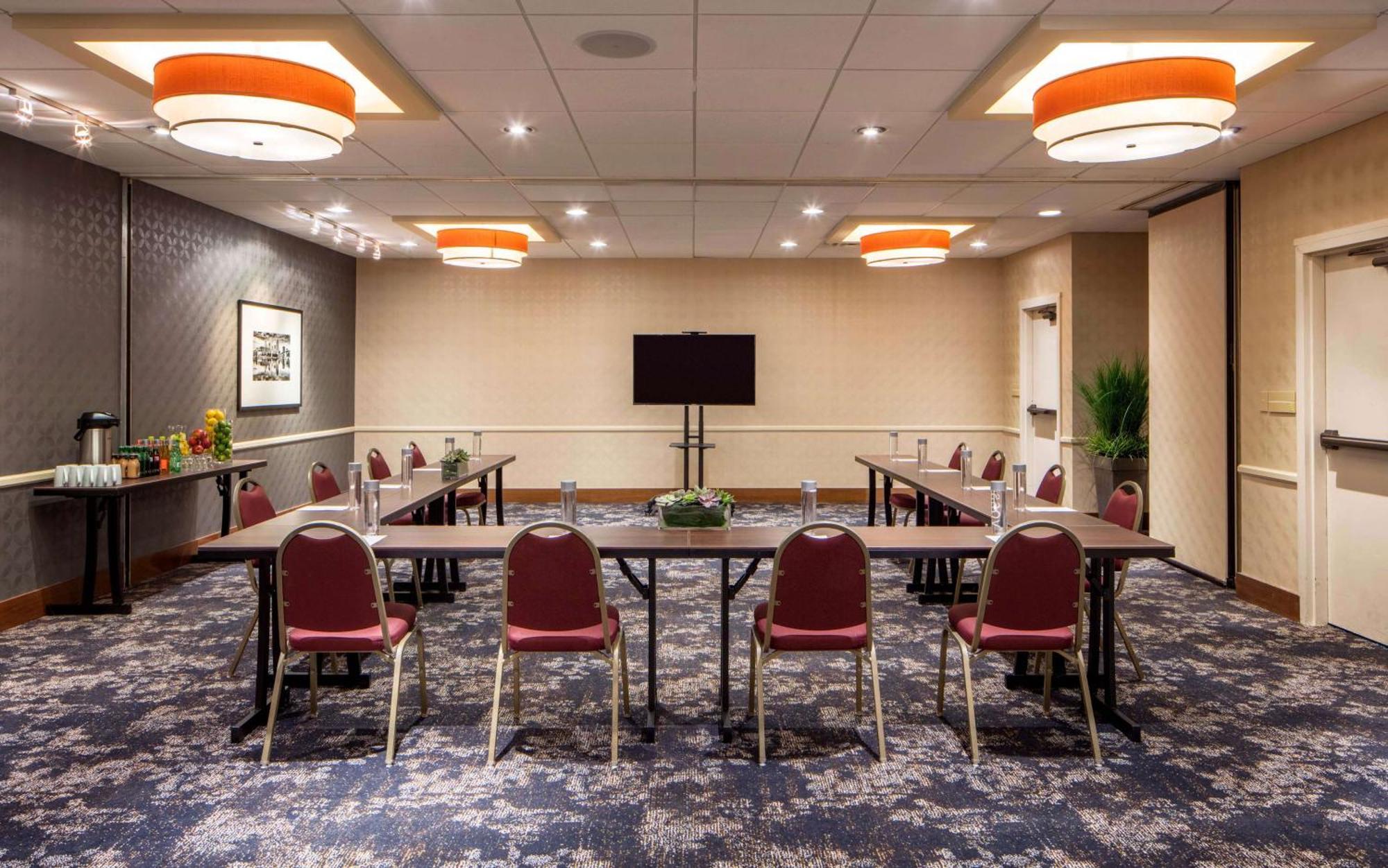 Doubletree Suites By Hilton Minneapolis Downtown Bagian luar foto