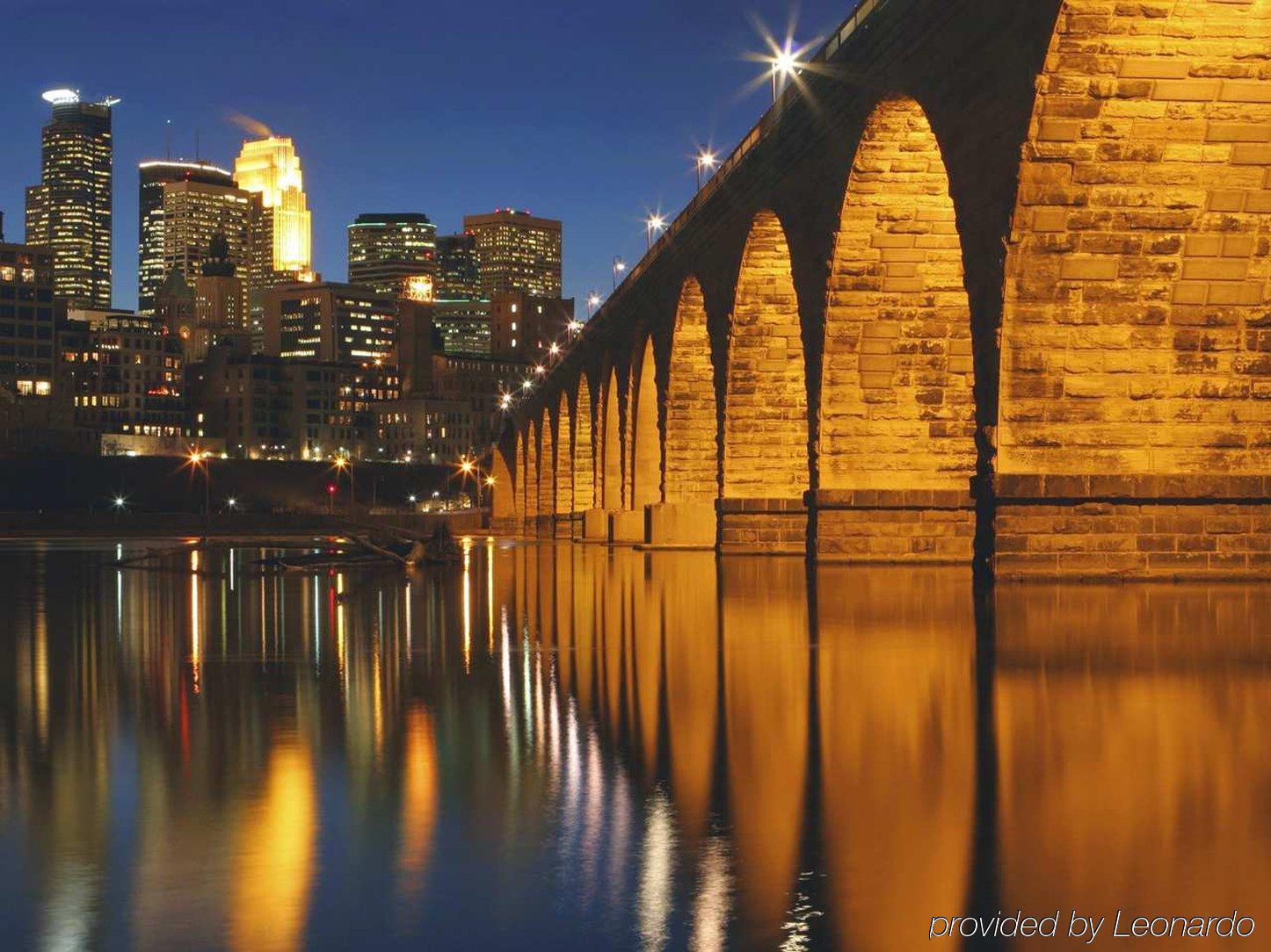 Doubletree Suites By Hilton Minneapolis Downtown Bagian luar foto