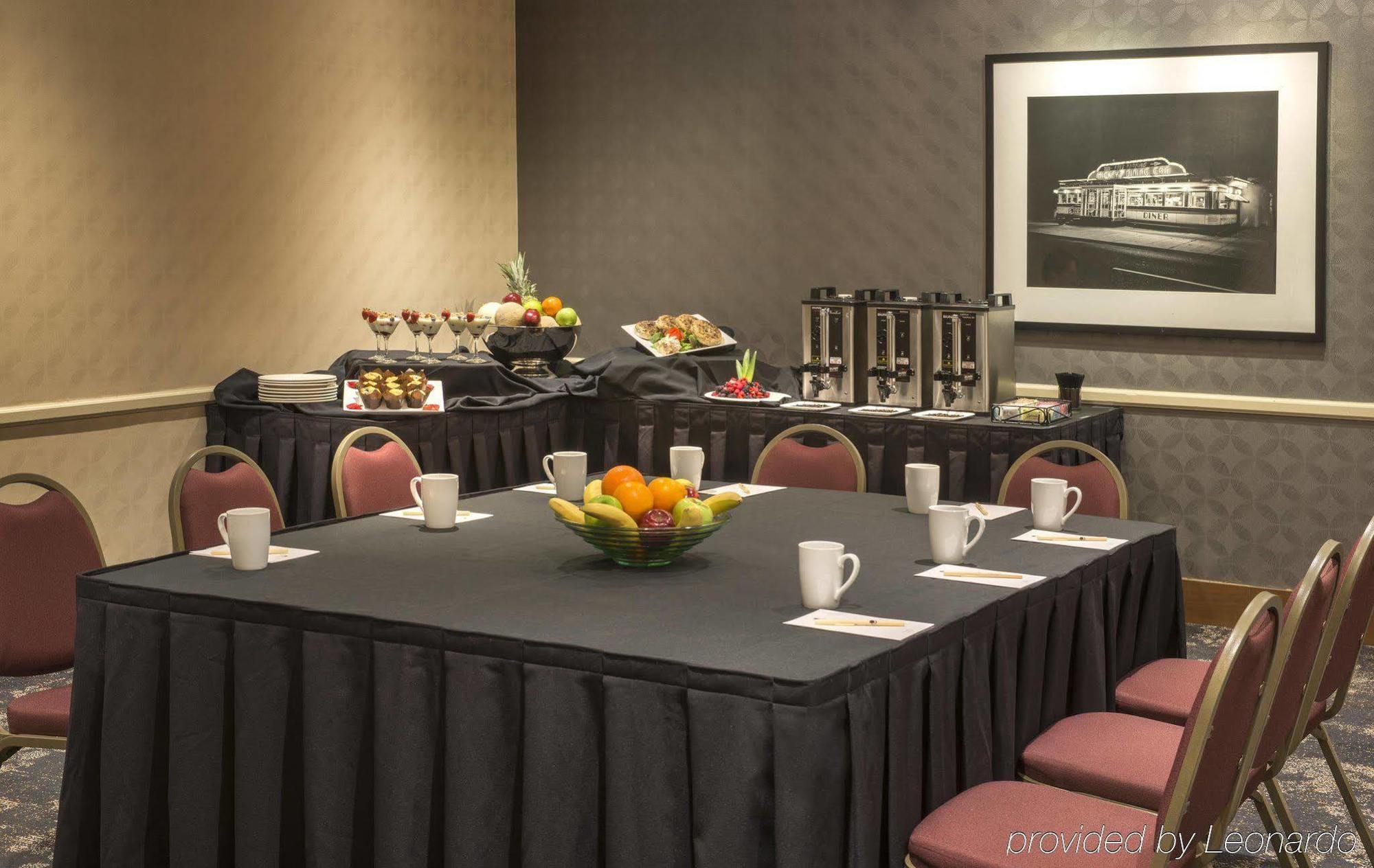 Doubletree Suites By Hilton Minneapolis Downtown Bagian luar foto