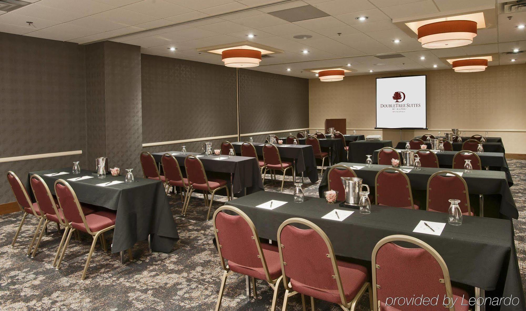 Doubletree Suites By Hilton Minneapolis Downtown Bagian luar foto