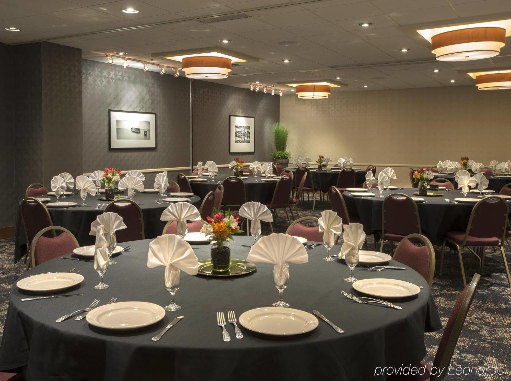 Doubletree Suites By Hilton Minneapolis Downtown Bagian luar foto
