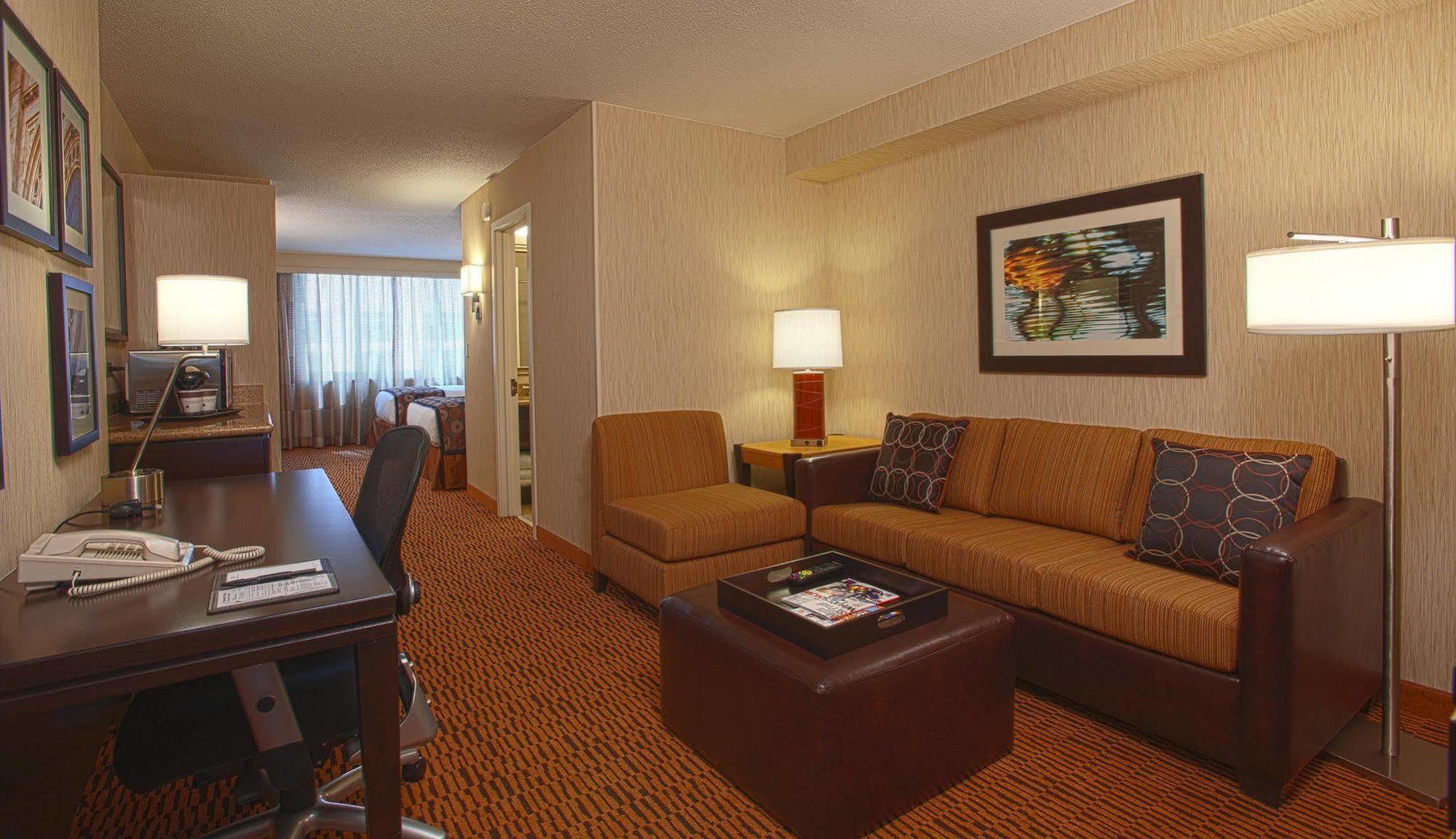 Doubletree Suites By Hilton Minneapolis Downtown Bagian luar foto